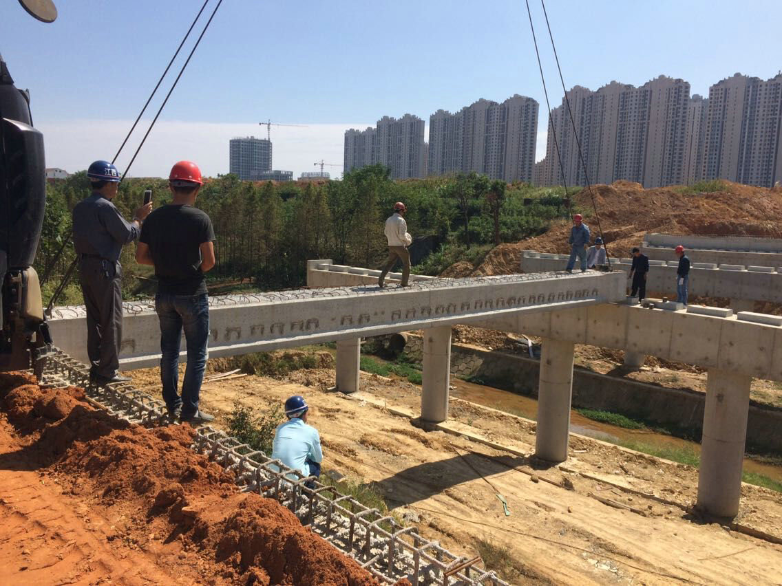 【工地快报】喜讯！紫荆路桥梁首片梁吊安装成功啦！