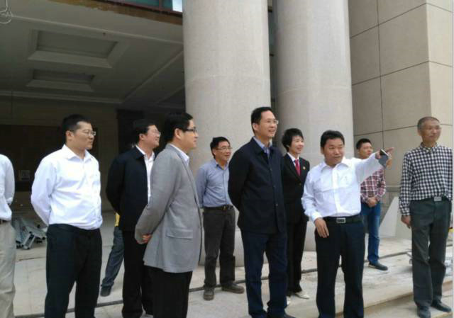 市中级人民法院院长居国屏视察区法院大楼项目