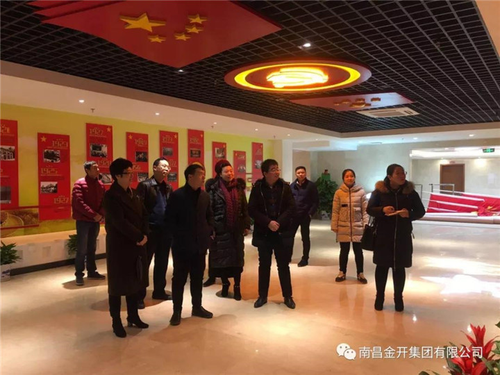 区组社部部长王励参观考察区党群服务中心