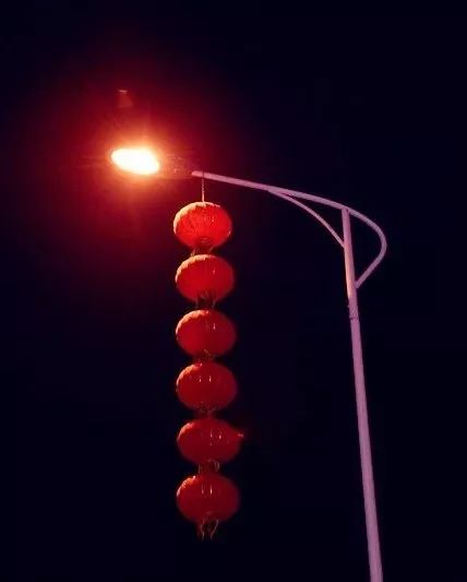 【开年红】大红灯笼高高挂 喜气年味自然来 