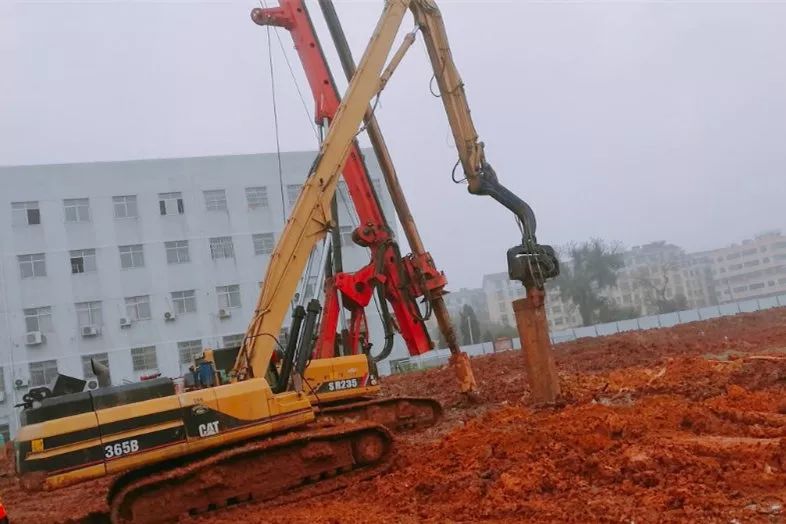 昌北第一学校（初中部）扩建项目桩基础首桩正式施工 