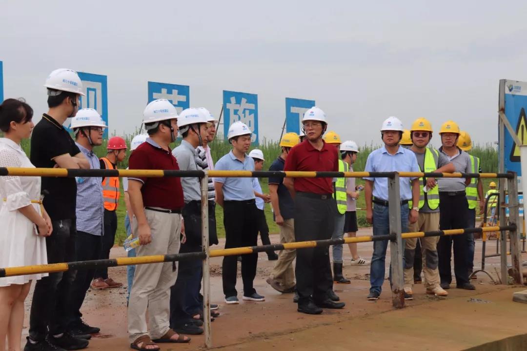 省水利工程质量安全监督局局长刘晓海一行前往儒乐湖水闸