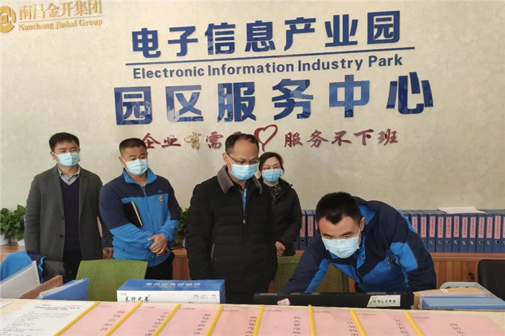 集团总经济师钟序辉来到园区企业检查调研