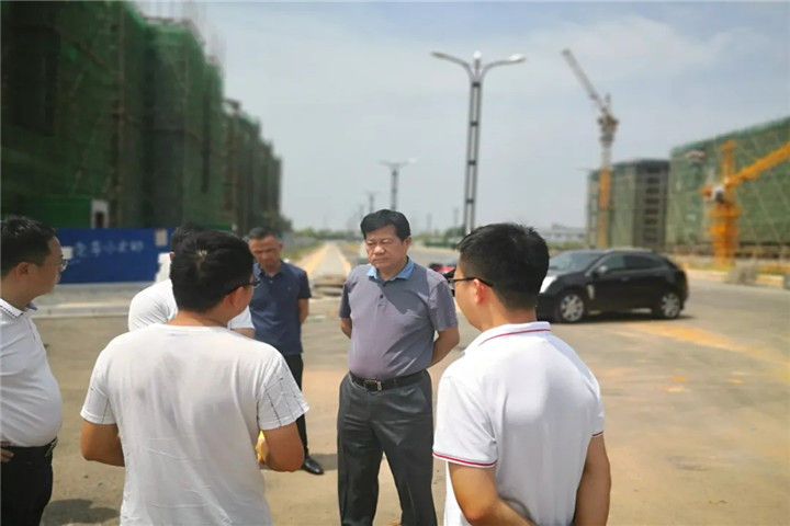 董事长谢荣华前往儒乐湖片区调度24公里污水管网建设推进情
