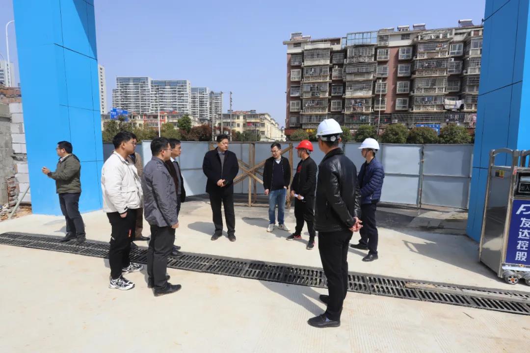 集团党委书记、董事长谢荣华调度集团重大重点建设项目