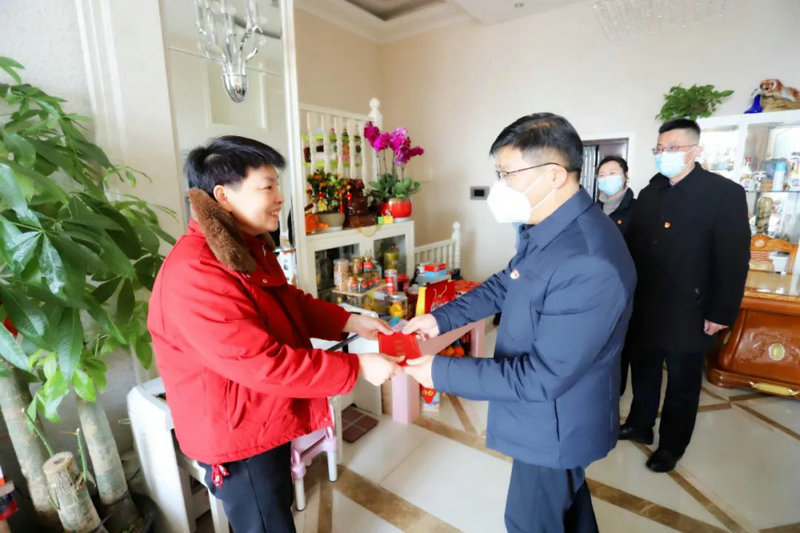 集团党委春节前走访慰问退休干部